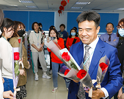 笑容灿烂的朱校长
