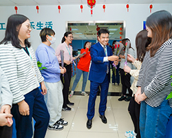 朱校长送花活动