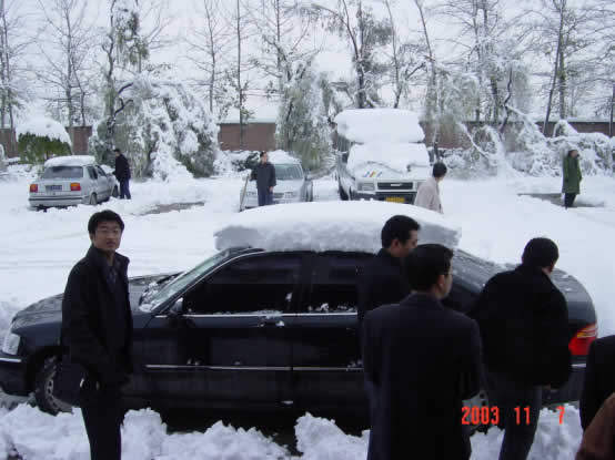 好厚的雪啊！</