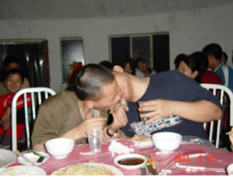 如果我不说他们在干什么，你会不会以为他们有什么不良的倾向？