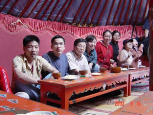 蒙古包里喝奶茶，这个味道实在是只可意会，不能言传哟！