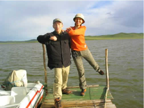 内蒙最大的淡水湖，在夕阳下显得格外美丽，当然，人更美丽！