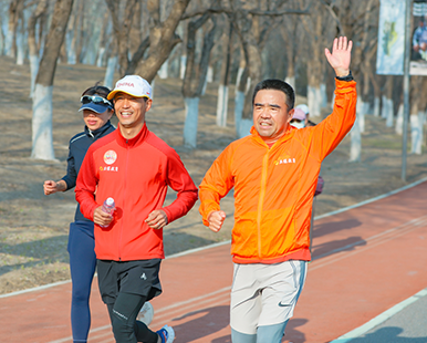 意气风发的朱校长