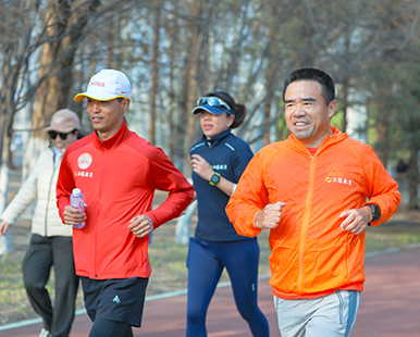 元气满满的朱校长